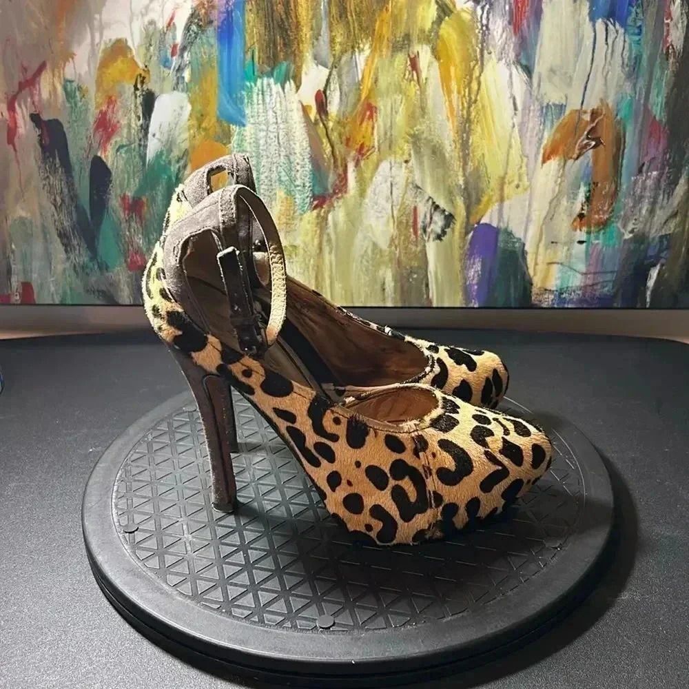 🔥Like New🔥 Super Cute/ Real Fur / Leather Sole / Size 5 1/2 / Heel height 4in